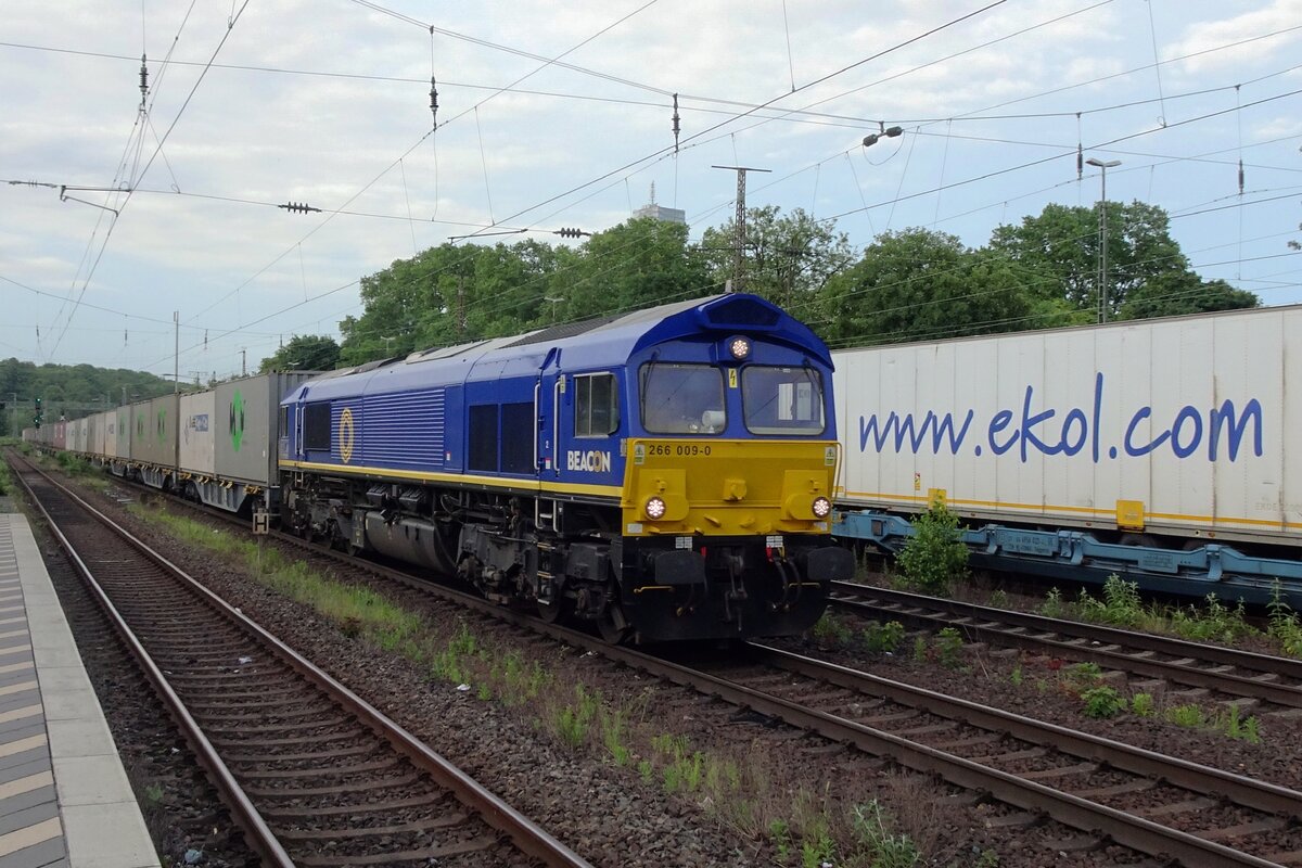 RailTraxx 266 009 zieht ein KLV durch K�ln S�d am 19 mai 2022.