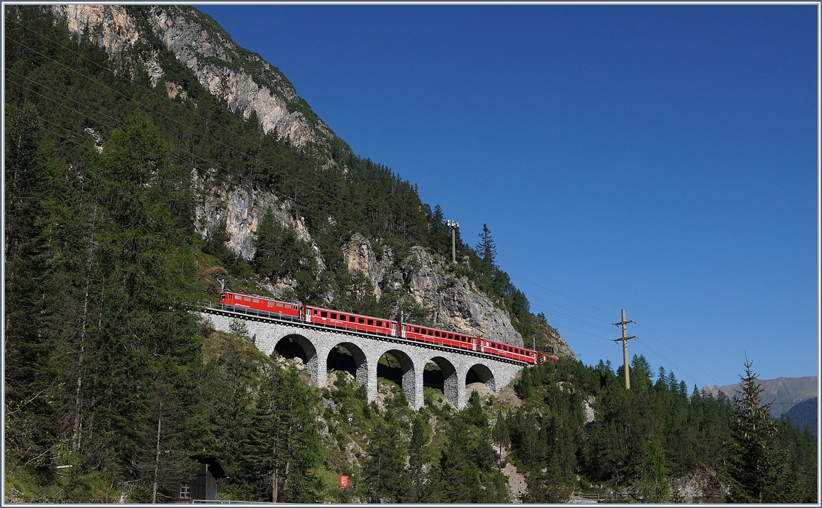 Rascher als gedacht tauchte die Ge 6/6 II mit ihreme Albula-Schnellzug nach der Fahrt durch den Kehrtunnel wieder auf. 
14. Sept. 2016 