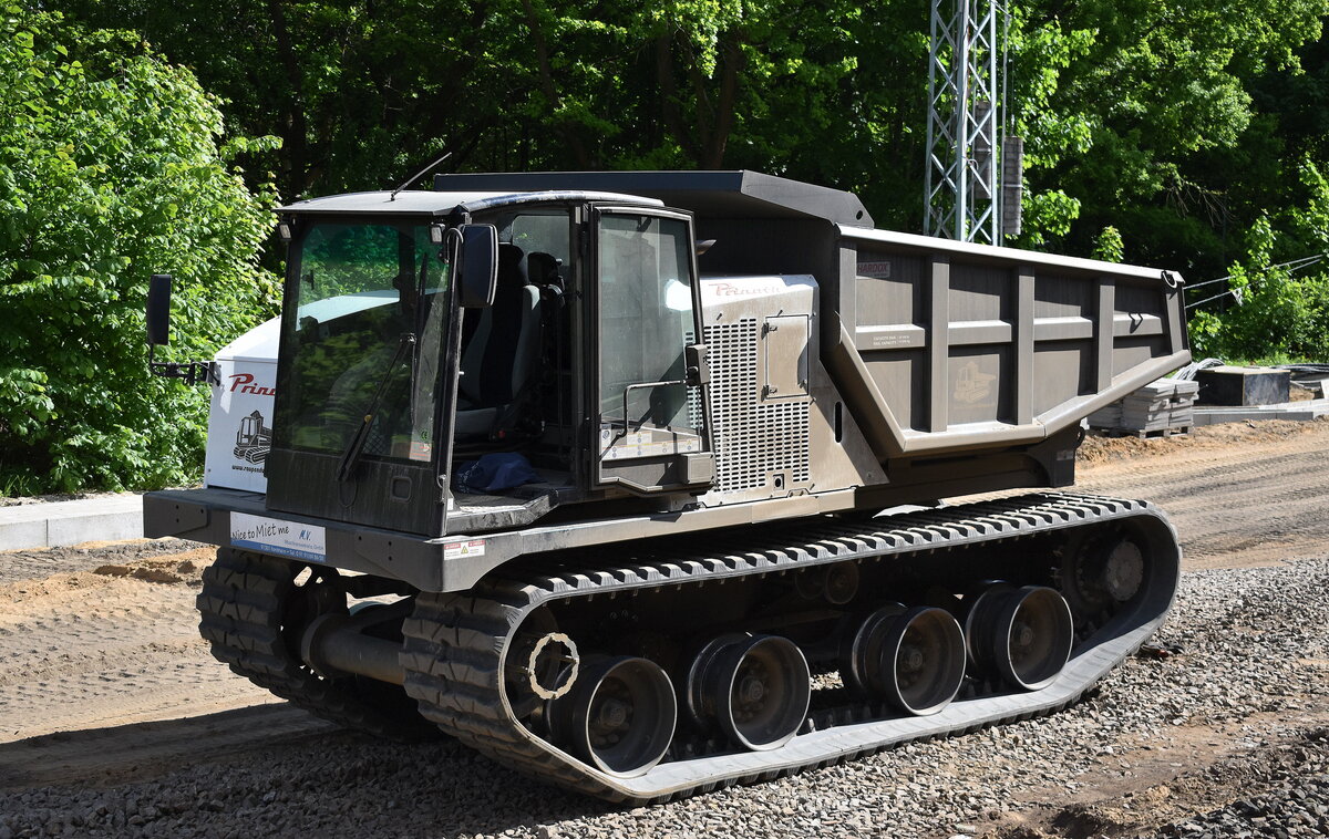 Raupendumper Prinoth Panther T14R (Mietbaumaschine) am 05.05.25 Bahnbaustelle (Brückenneubau) am S-Bahnhof Berlin Buch.
