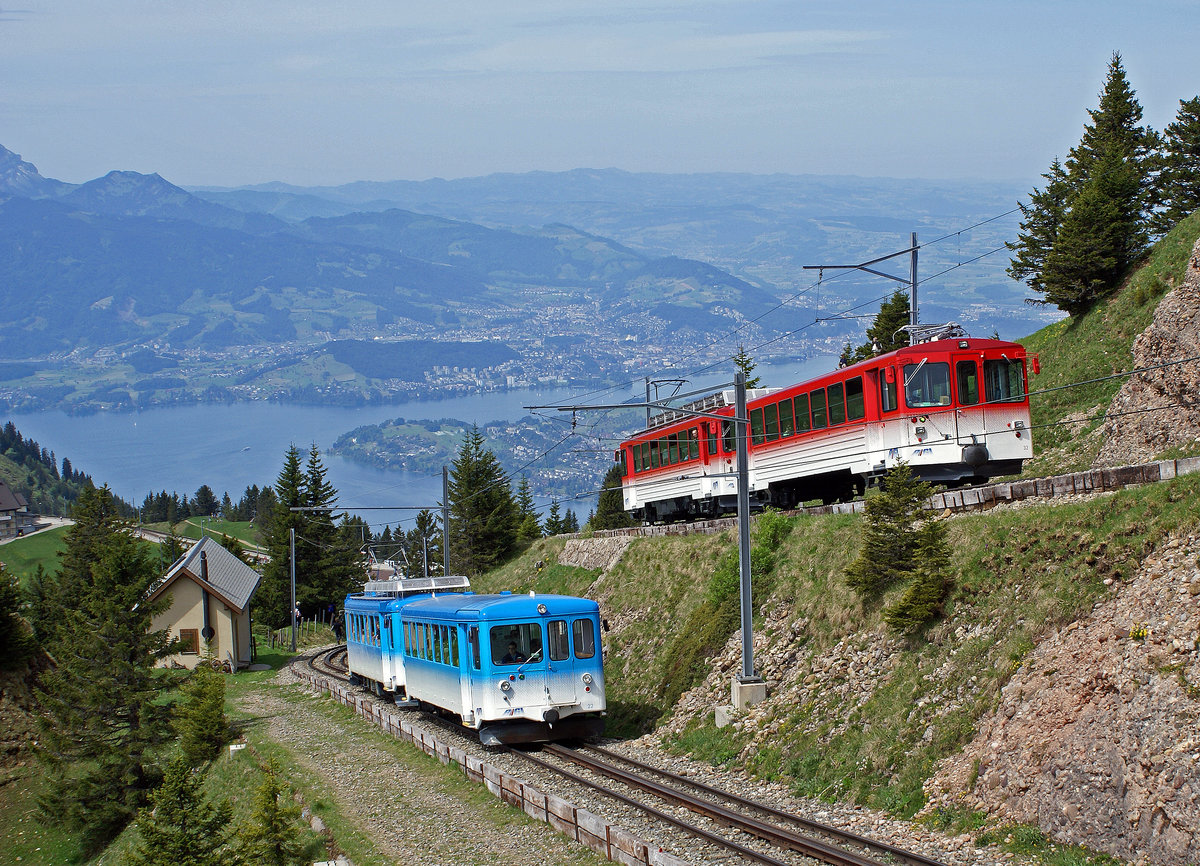RB/ARB/VRB: Die beiden Rigi-Bahnen auf gemeinsamer Fahrt zwischen Rigi Staffel und Rigi Kulm. Die Aufnahme stammt vom 21. Mai 2009.
Foto: Walter Ruetsch