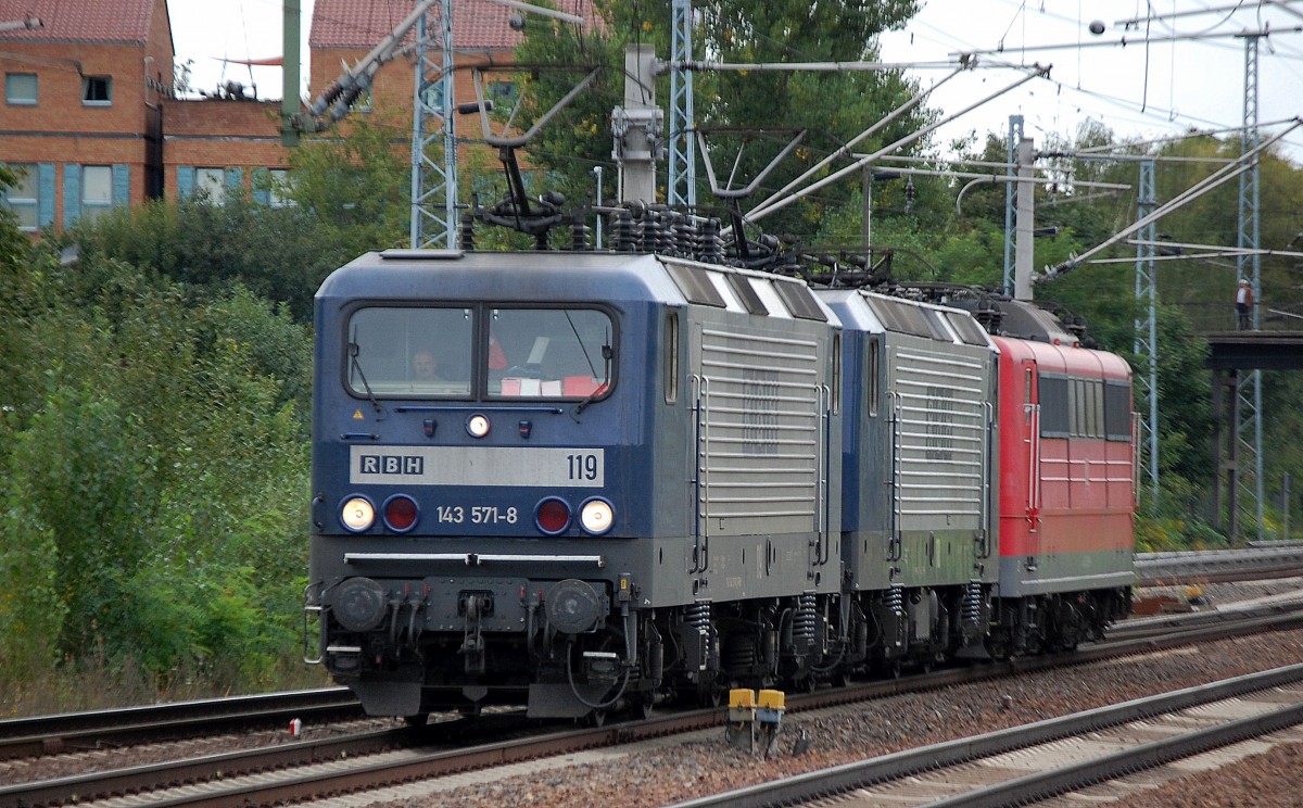 RBH 119/143 571-8 + 110/143 084-2  haben die DB Lok 151 058-5 am Haken, 04.09.13 Durchfahrt Bhf. Flughafen Berlin-Schnefeld.