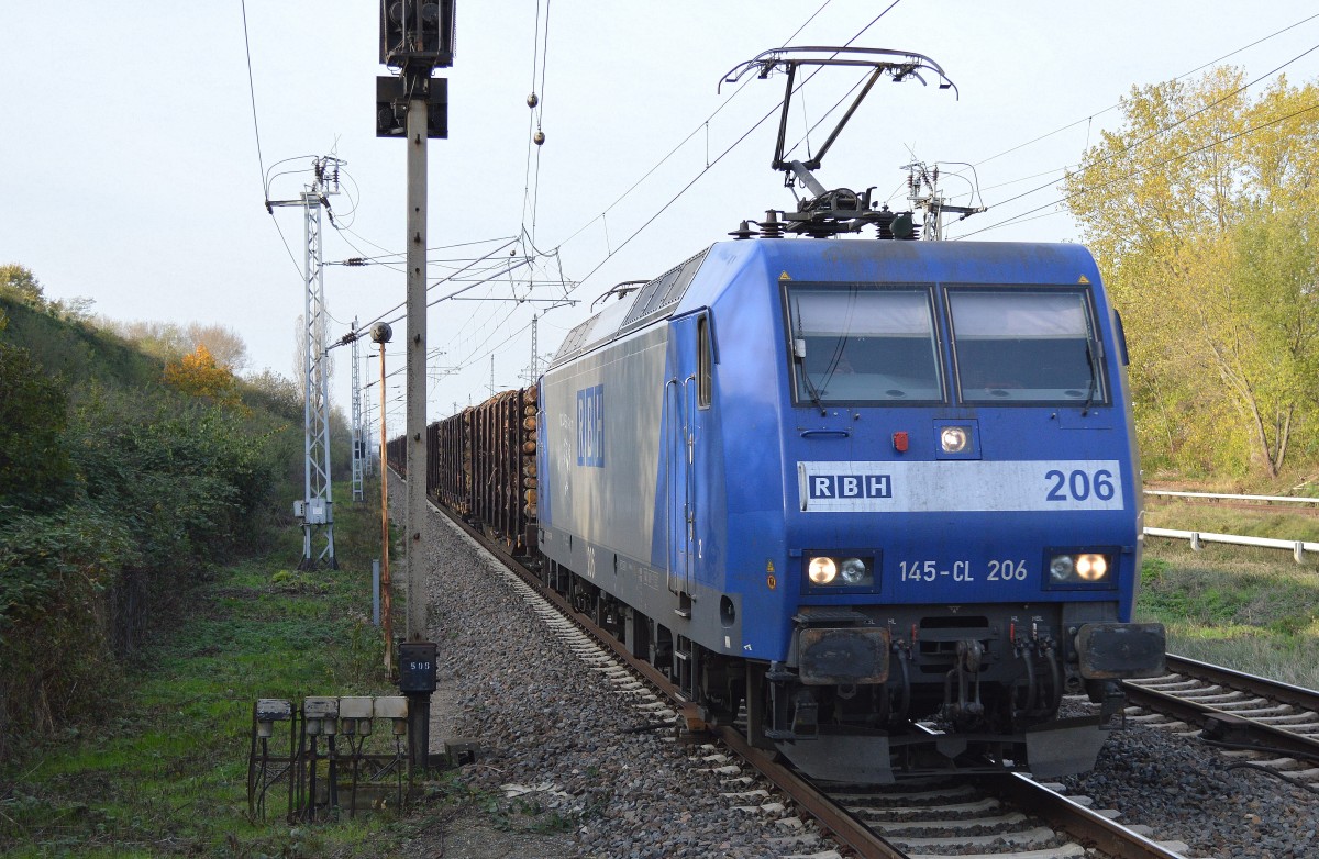RBH 206/145-CL 206 (145 102-0) mit Holztransportzug am 27.10.14 Berlin-Hohenschönhausen. 