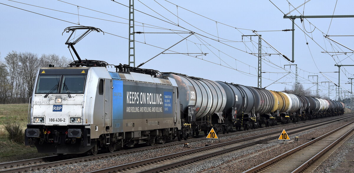 RBP - Rheinische Bahnpersonal- and Verkehrsgesellschaft mbH, Siegburg [D] mit der geleasten Railpool Lok  186 436-2  [NVR-Nummer: 91 80 6186 436-2 D-Rpool] und einem Kesselwagenzug (Dieselkraftstoff) am 24.03.26 Höhe Bahnhof Rodleben.