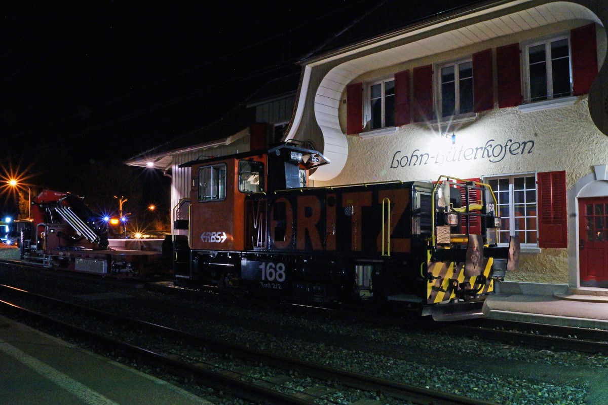 RBS: Streckensperrung auf dem Streckenabschnitt Solothurn HB-Lohn L�terkofen infolge Gleisbauarbeiten w�hrend den Wochen 15 und 16 2015. Ab 21.00 Uhr bis Betriebsschluss wurde die Bahn durch Busse ersetzt. Bei solchen Arbeiten, die leider oft w�hrend der Nacht stattfinden, gelangen oft einzelne interessante Fahrzeuge zum Einsatz, die am Tag meist unbeachtet auf Abstellgeleisen rumstehen. Auf dem nur noch selten benutzten Gleis 1 des Bahnhofs Lohn L�terkofen mit dem historischen Bahnhofsgeb�ude wartete am 13. April 2015 ein Bauzug mit dem Tmf 2/2 168  MORITZ  auf seinen n�chtlichen Einsatz.
Foto: Walter Ruetsch  