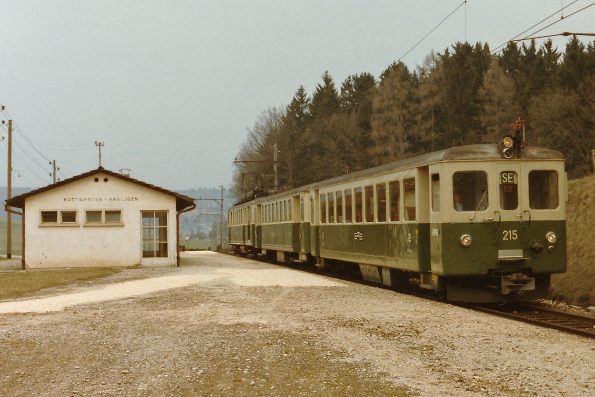 RBS/SZB: Als die SZB zwischen Solothurn und Bern noch  GRÜN  unterwegs war. Mit etwas Fotografenglück bekam man auch noch im April 1984 einen grünen Zug VOR-DIE-LINSE. Zu dieser Zeit wurde auch noch die Haltestelle Küttigkofen-Kräiligen mit der Bahn bedient.
Foto: Walter Ruetsch 