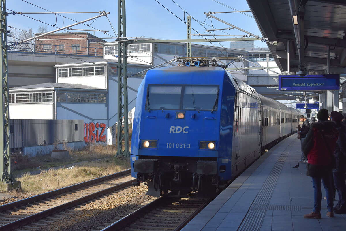 RDC Asset GmbH, Hamburg [D]  101 031-3  [NVR-Nummer: 91 80 6101 031-3 D-RAG] fährt mit den Nachtzugwagen nach Ankunft in Berlin aus Stockholm zum Abstellpunkt am Bahnhof Berlin-Lichtenberg am 04.03.25 Durchfahrt Bahnhof Berlin-Ostkreuz.