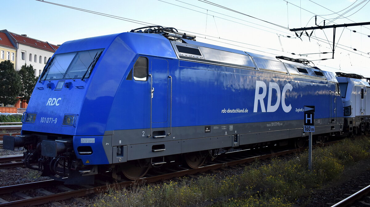 RDC Asset GmbH, Hamburg [D]  101 071-9  [NVR-Nummer: 91 80 6101 071-9 D-RAG] vermietet an die schwedische SJ Statens Järnvägar für die Berlin-Stockholm Nachtzüge abgestellt zusammen mit der Vectron  193 448  am 29.09.25 Höhe Bahnhof Berlin Lichtenberg.