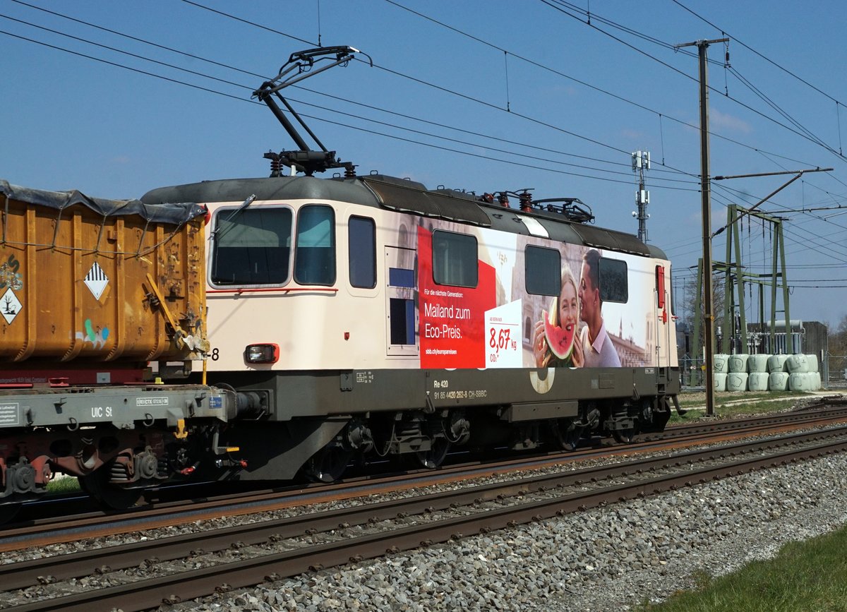 Re 420 262-8. Die neuste Werbe Re 4/4 von SBB CARGO mit einem Kurzzug bei Deitingen am 3. April 2020.
Foto: Walter Ruetsch