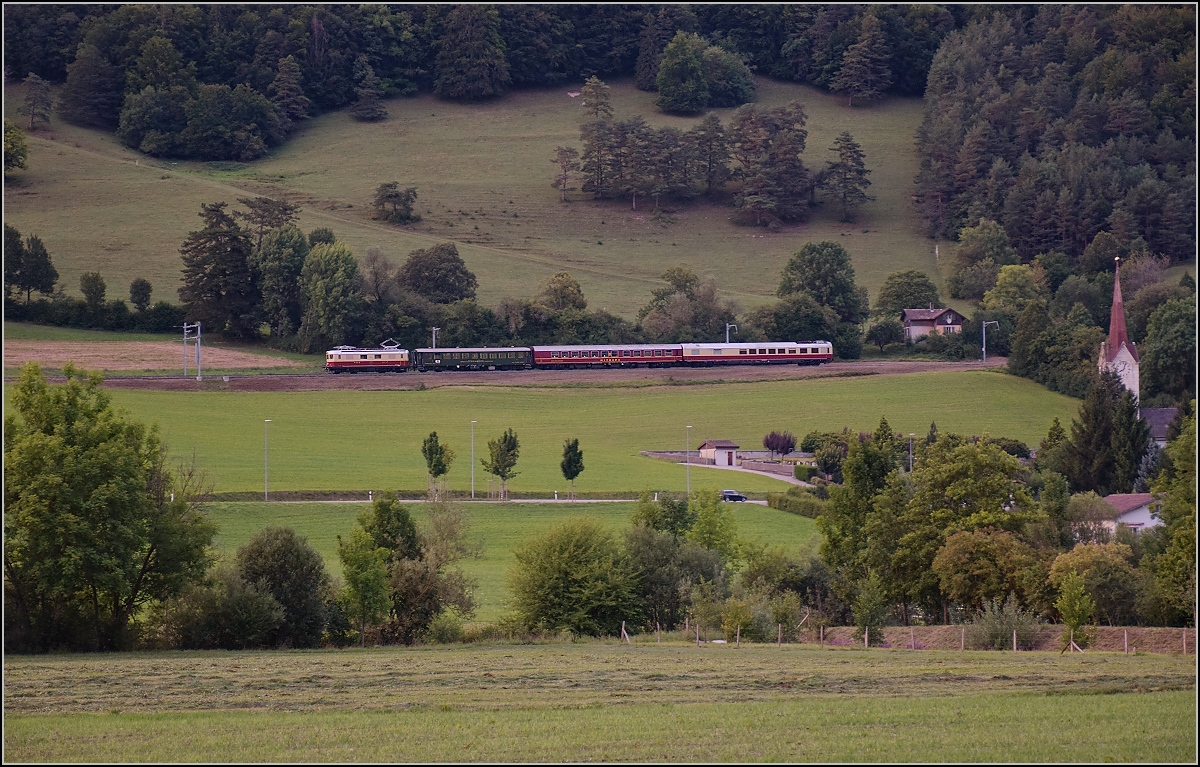 Re 4/4 I 10034 auf Jurarundfahrt. Zur Zürcher Streetparade wird gleichzeitig eine Rundfahrt durch den Jura mit Dinner im Zug angeboten. Hier beim Abstieg vom Col de Pertuis nach Sanceboz-Sombeval, August 2017. 