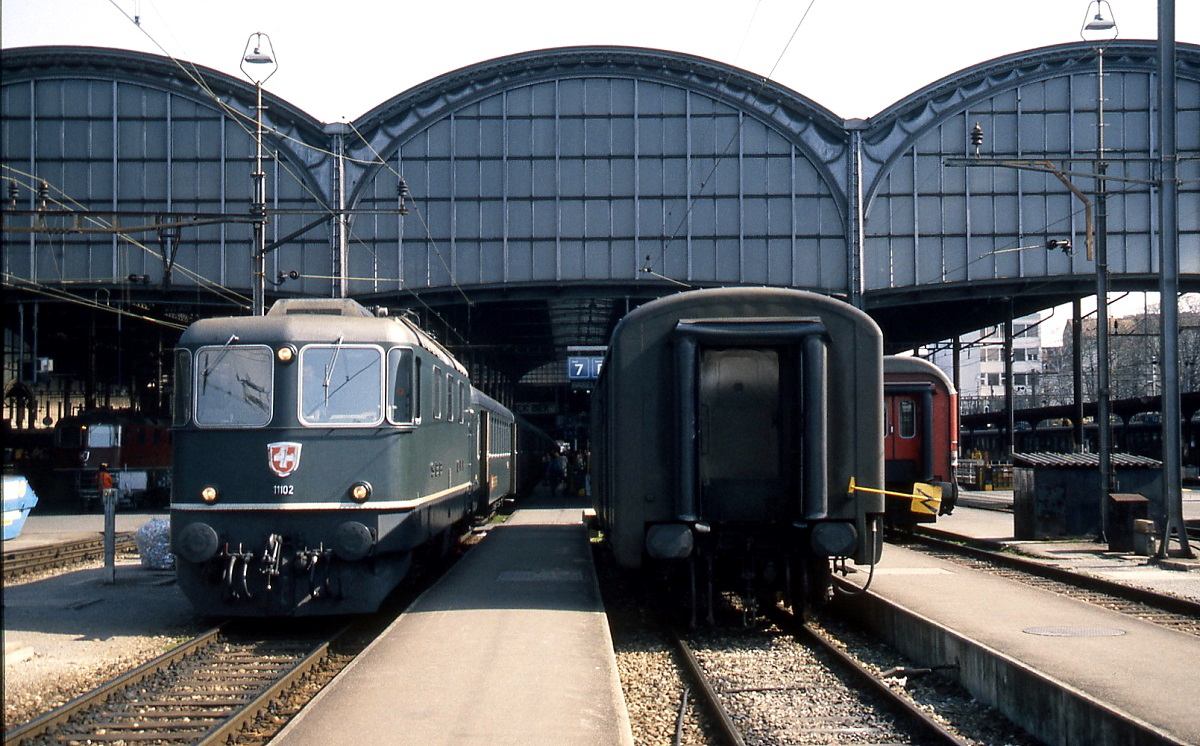 Re 4/4 II 11102 im M�rz 1993 im Bahnhof Basel SBB