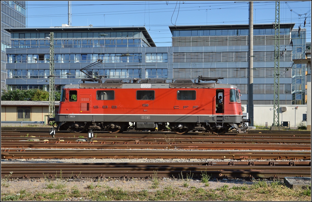 Re 4/4 II 11198 mit Durchblick in Singen. August 2015.