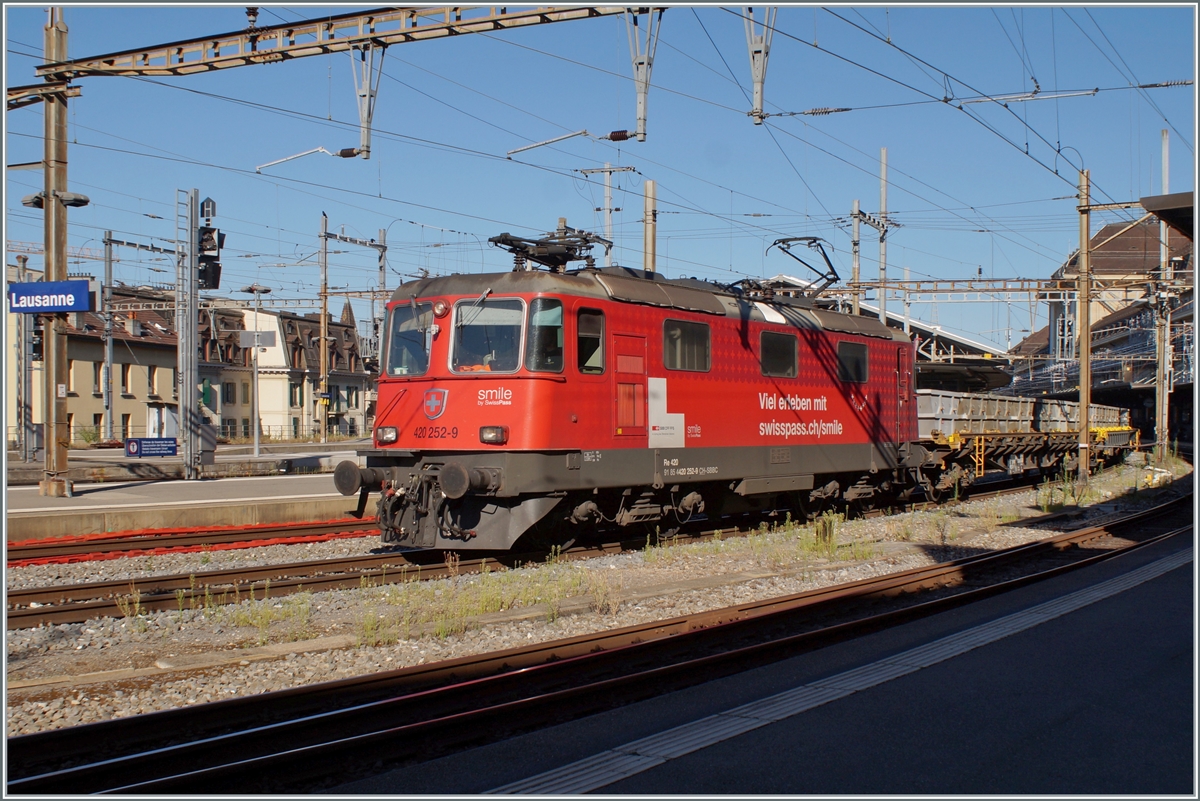 Re 4/4 II 11252 (Re 420 252-9)  smile by swisspass  wartet in Lausanne auf die Weiterfahrt in Richtung Vevey. 

3. Aug. 2022