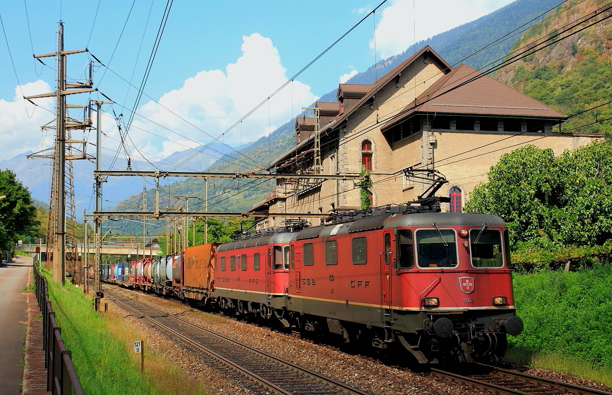 Re 4/4 II 11343 und Re 6/6 11671 fahren am 13.09.2016 am Unterwerk in Giornico vorbei in Richtung Süden