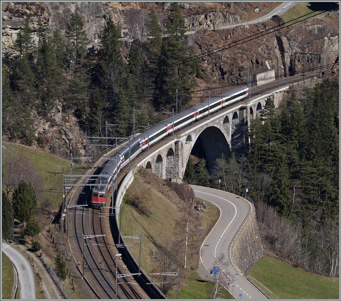 Re 4/4 II mit dem 2174 von Locarno nach Basel (bzw. Willhelm Tell Ex- Locarno Flüelen) auf der  Mittleren Meinenreussbrücke  bei Wassen. 
14. März 2014