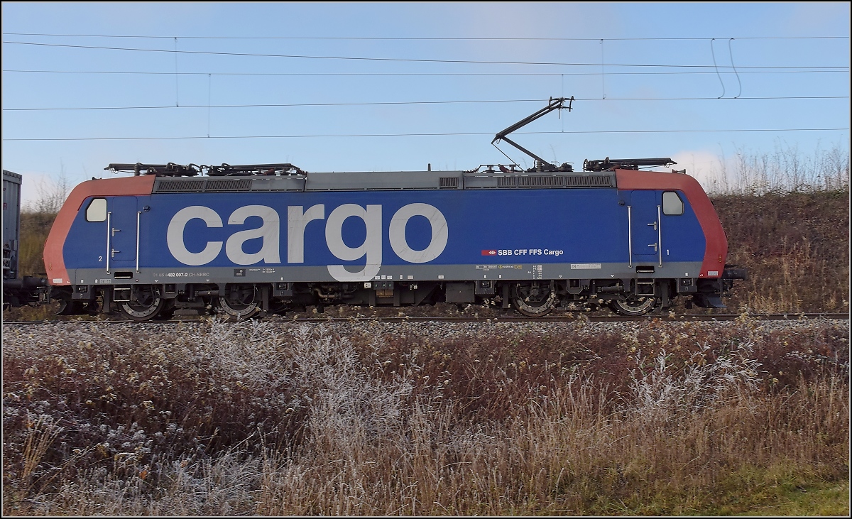 Re 482 007 auf dem Weg nach Norden. Schliengen, Dezember 2018.