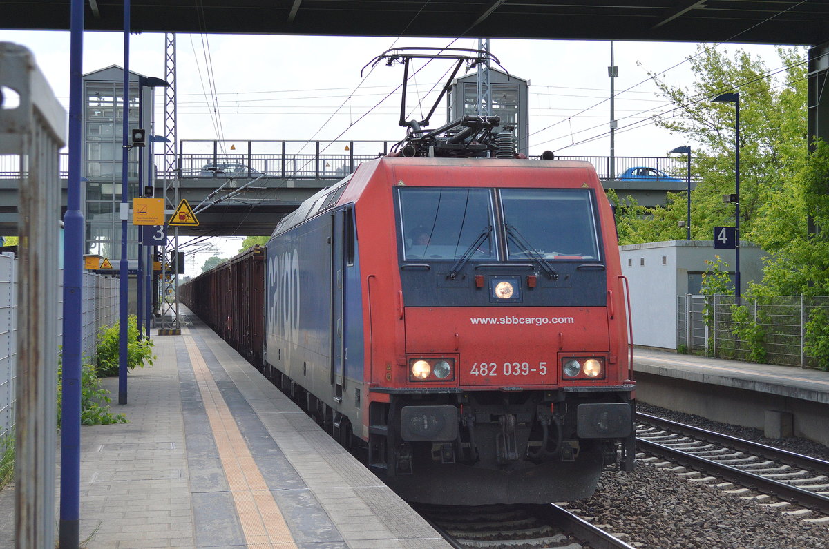 Re 482 039-5 für LOCON mit Ganzzug Rolldachwagen am 20.05.16 Berlin-Hohenschönhausen.