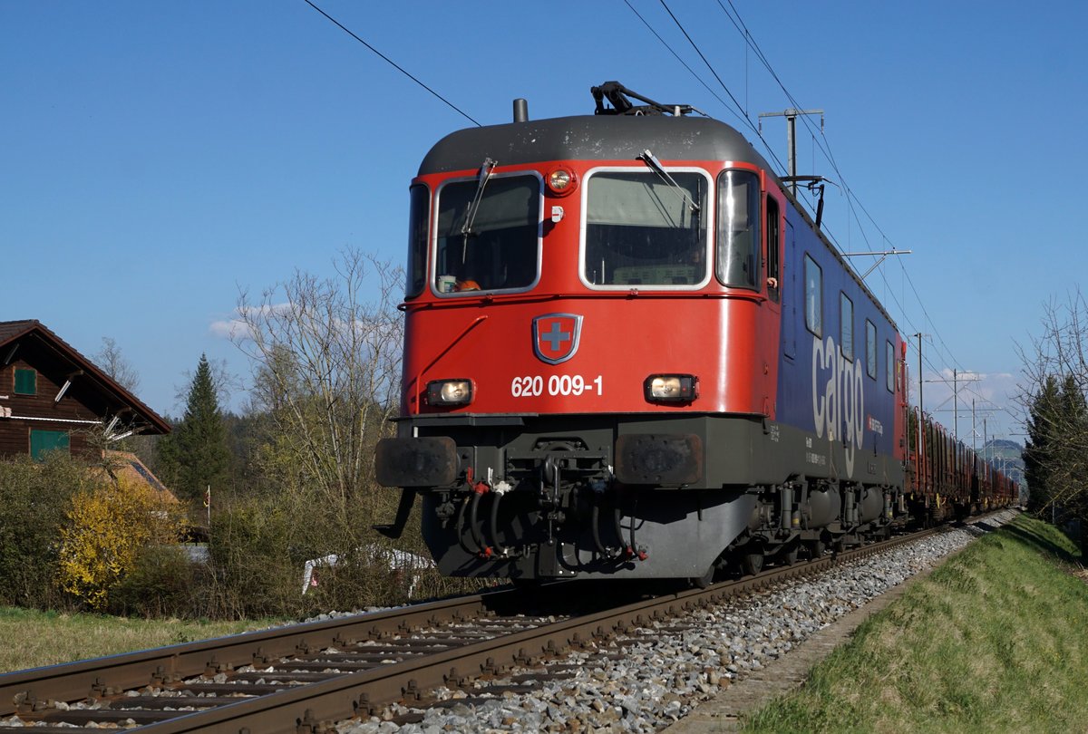 Re 620 00-1 R3  UZWIL  bei Goldbach Lützelflüh am 6. April 2020.
Foto: Walter Ruetsch