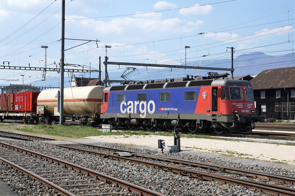 Re 620 026-5 R3  ZOLLIKOFEN  auf Rangierfahrt im Güterbahnhof Solothurn am 8. April 2020.
Foto: Walter Ruetsch