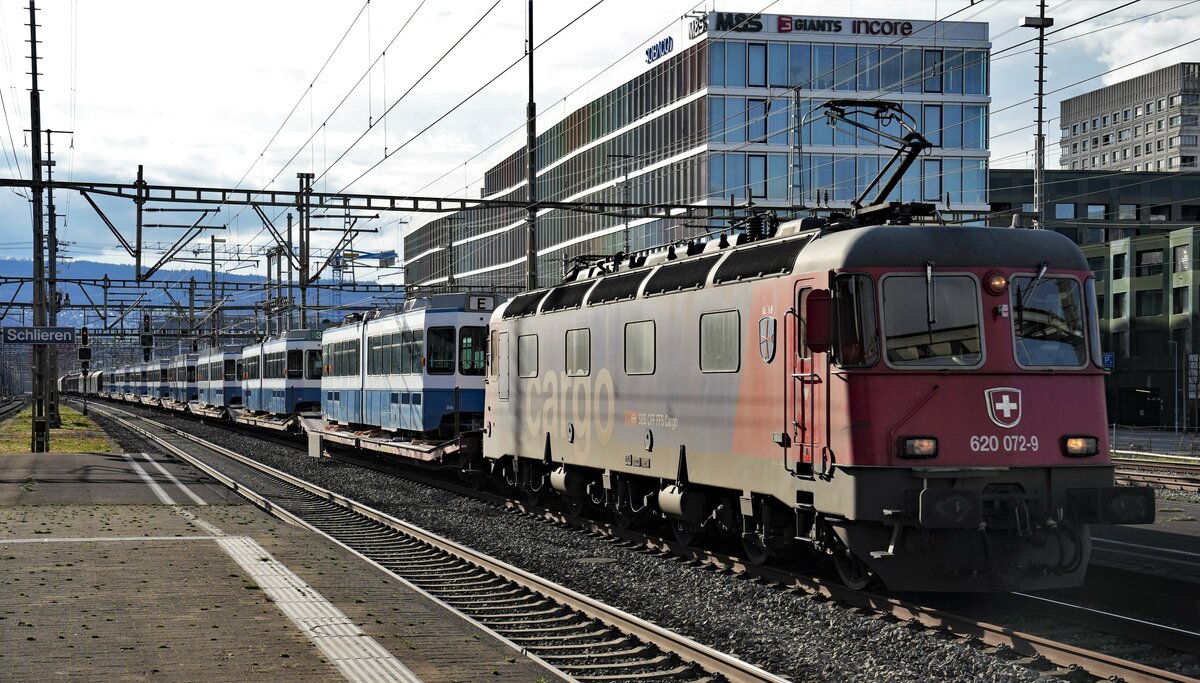 Re 620 072-9  Balerna , Tram 2000 (VBZ)
VON ZÜRICH NACH WINNYZJA.
Ab dem Jahr 2022 erhält die Stadt Winnyzja in der Ukraine in einem ersten Schritt 35 Tram 2000 der Verkehrsbetrieb Zürich (VBZ). Um dies zu ermöglichen, haben die Schweiz und die Stadt Winnyzja am 23. Dezember 2020 ein Abkommen für die zweite Phase des seit dem Jahr 2006 laufenden Strassenbahnprojekts unterzeichnet.
Mit dem von der Re 620 072-9 „Balerna“ geführten planmässigen  Güterzug 60281 RBL – BU gingen am 20. März 2023 acht ehemalige VBZ Tram 2000 auf ihre grosse Reise. Verewigt wurden sie anlässlich der Bahnhofsdurchfahrt Schlieren.
Foto: Walter Ruetsch
