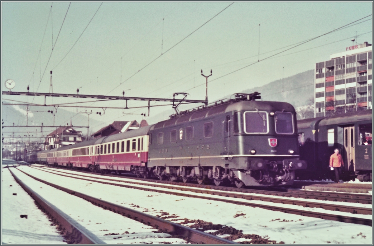 Re 6/6 11646 mit dem EC Mont-Blanc Gen�ve - Hamburg bei der Durchfahrt in Moutier. 
17. Jan. 1985
