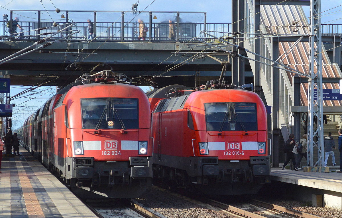 RE1 im Umleitungsverkehr mit Zug + Gegenzug mit 182 024 + 182 016-6 am 04.10.16 Berlin-Hohenschönhausen.