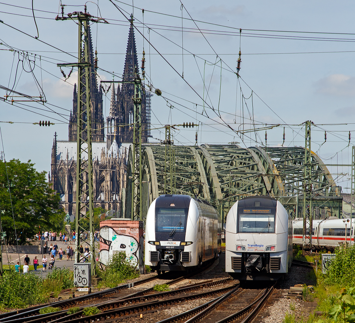 
Recht schlecht kann man die Verwandtschaft noch erkennen, rechts fährt gerade ein Siemens Desiro MainLine (BR 460) der Trans Regio in Richtung Hohenzollernbrücke und links erreichten zwei gekuppelte vierteilige Siemens Desiro HC (462 017 und 462 019) des RRX Rhein-Ruhr-Express (betrieben vom der National Express) am 01.06.2019 bald den Bahnhof Köln Messe/Deutz.