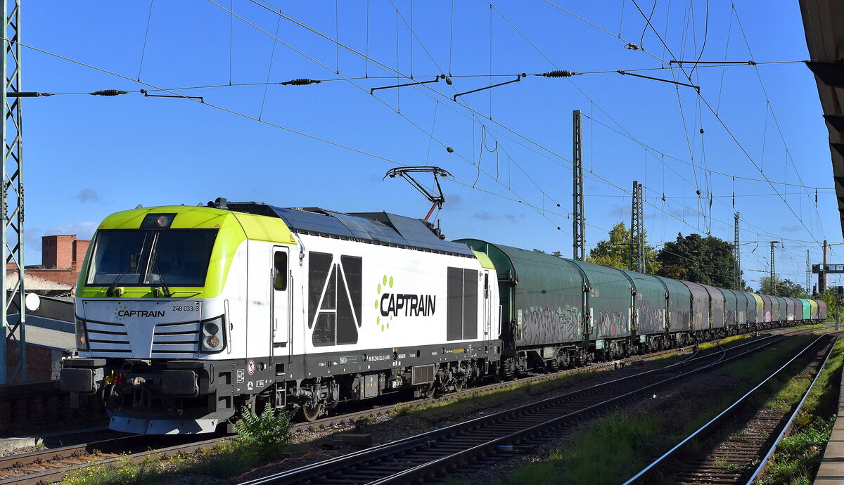 Regiobahn Bitterfeld Berlin GmbH, Bitterfeld-Wolfen [D] mit ihrer Vectron Dual Lok  248 033-3  [NVR-Nummer: 90 80 2248 033-3 D-RBB] und einem Coilzug am 23.09.25 Höhe Bahnhof Magdeburg-Neustadt.