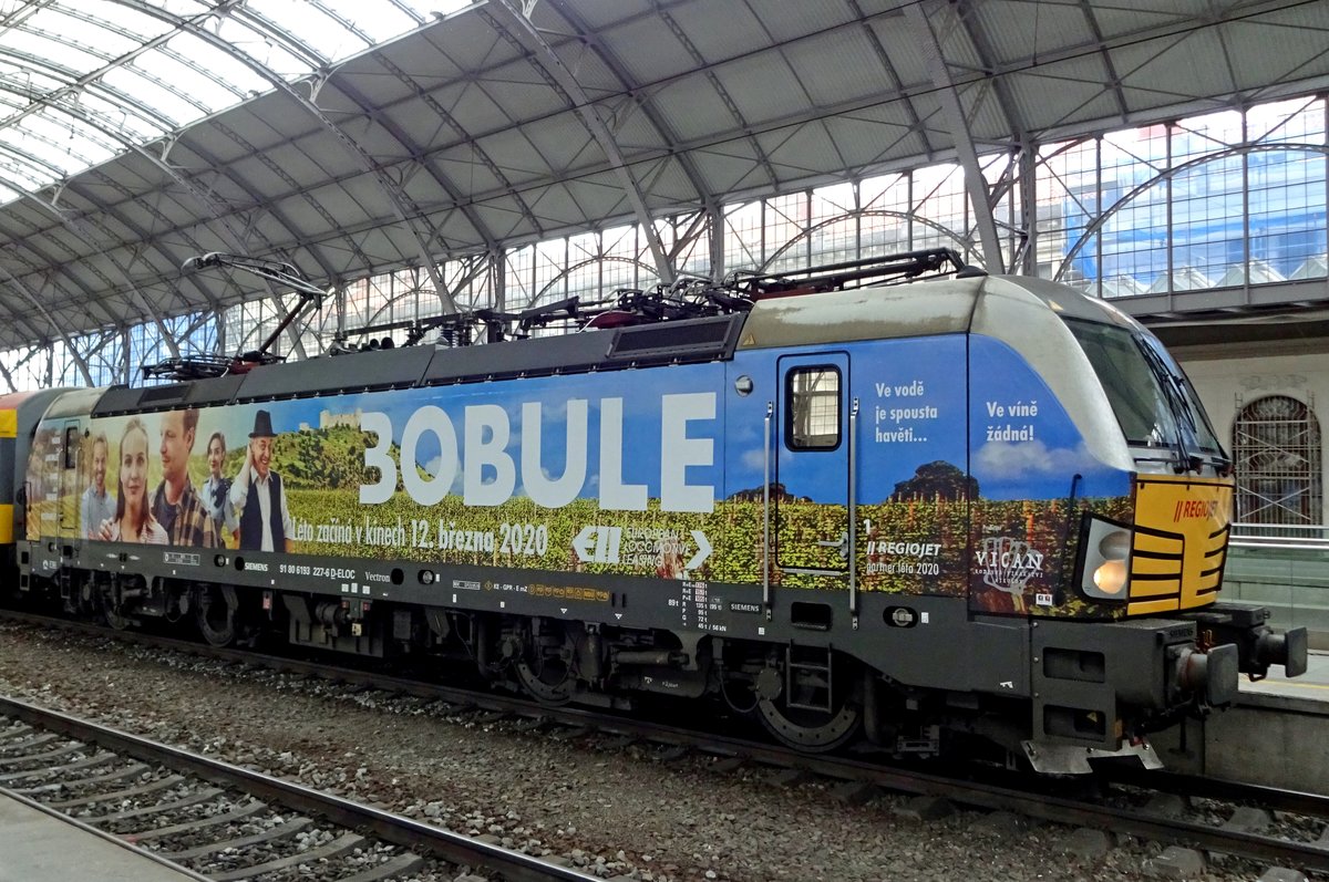 RegioJet 193 227 wirbt f�r ein fernseh-Serie 'BOBULE' am 23 Februar 2020 in Praha hl.n.