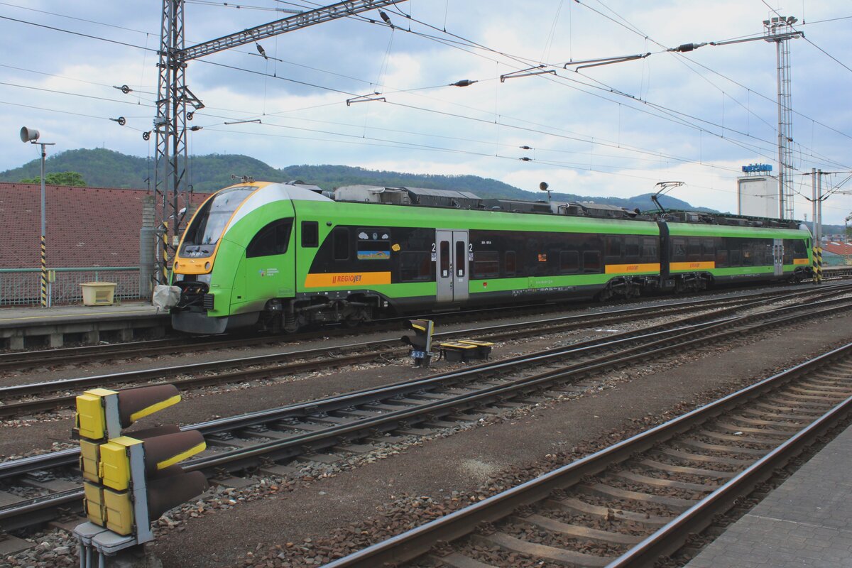 RegioJet 654 001 verlasst am 9 Mai 2024 Decin hln. auf den Weg nach Liberec.