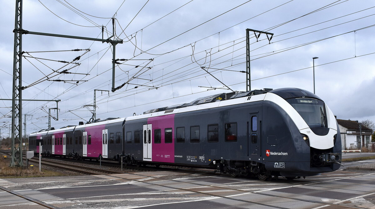 Regionalbahnfahrzeuge Großraum Braunschweig GmbH (RGB), Fahrzeugnutzer:	metronom Eisenbahngesellschaft mbH, Uelzen mit einem Coradia Continental 2 (NVR:  94 80 1440 625-0 D-TLS..... ) am 24.02.26 Höhe Bahnhof Rodleben.