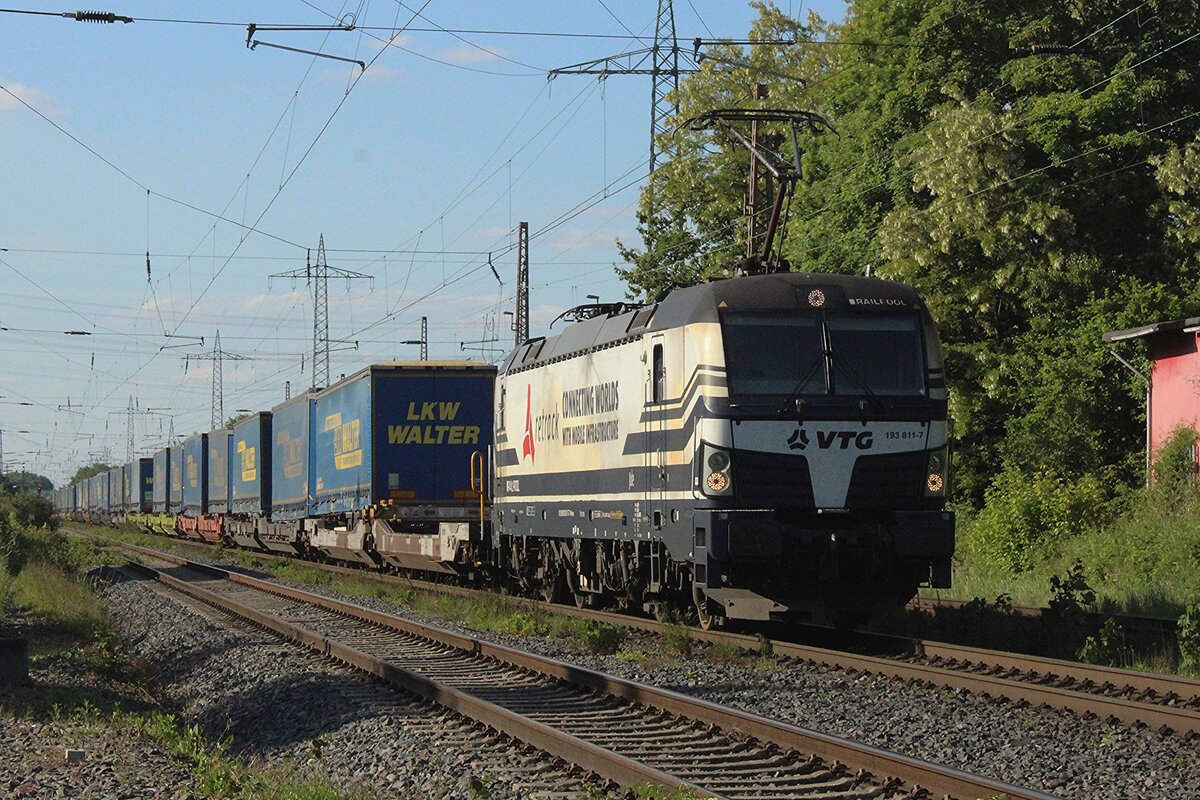 ReTrack 193 811 schleppt ein LKW Walterzug durch Lintorf am 9 Mai 2025.