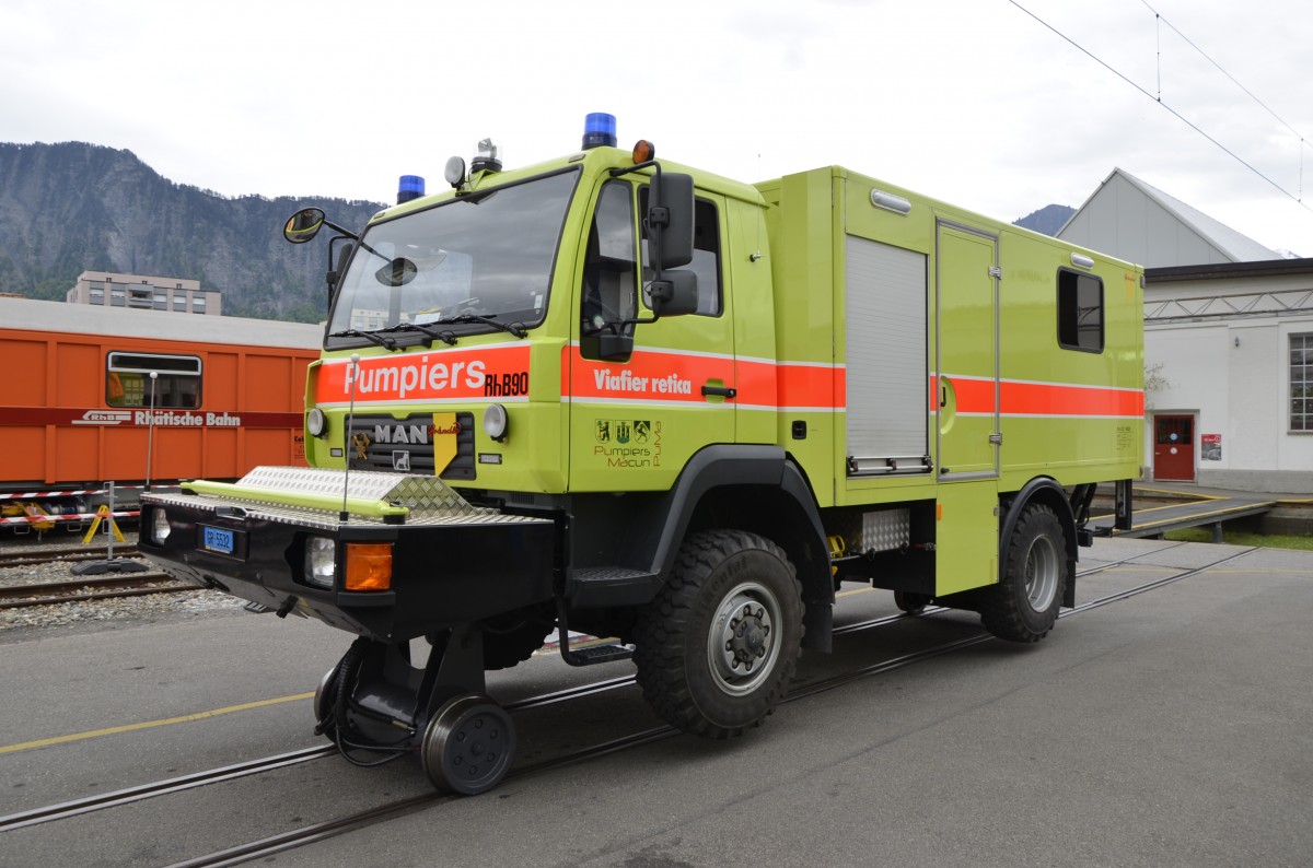 Rettungsfahrzeug Schiene/Strasse der Feuerwehr Lavin (RhB) Xm 2/2 9928, hier ausgestellt im Depotgel�nde Landquart zum Jubil�um 125 Jahre RhB am 10.05.2014. Chassis: MAN LE 10.220 4x4, Dienstgewicht: 9,0t, L�P: 7,56m, Vmax: 60km/h (Strasse) 35km/h (Schiene), Lieferfirma: Br�ndle Fahrzeugbau, Wil, Inbetriebsetzung: 2007