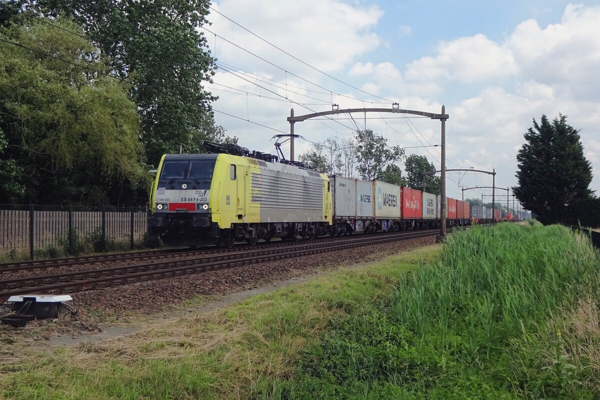 RFO 189 2303 zieht ein KLV durch Hulten am 9 Juli 2021.