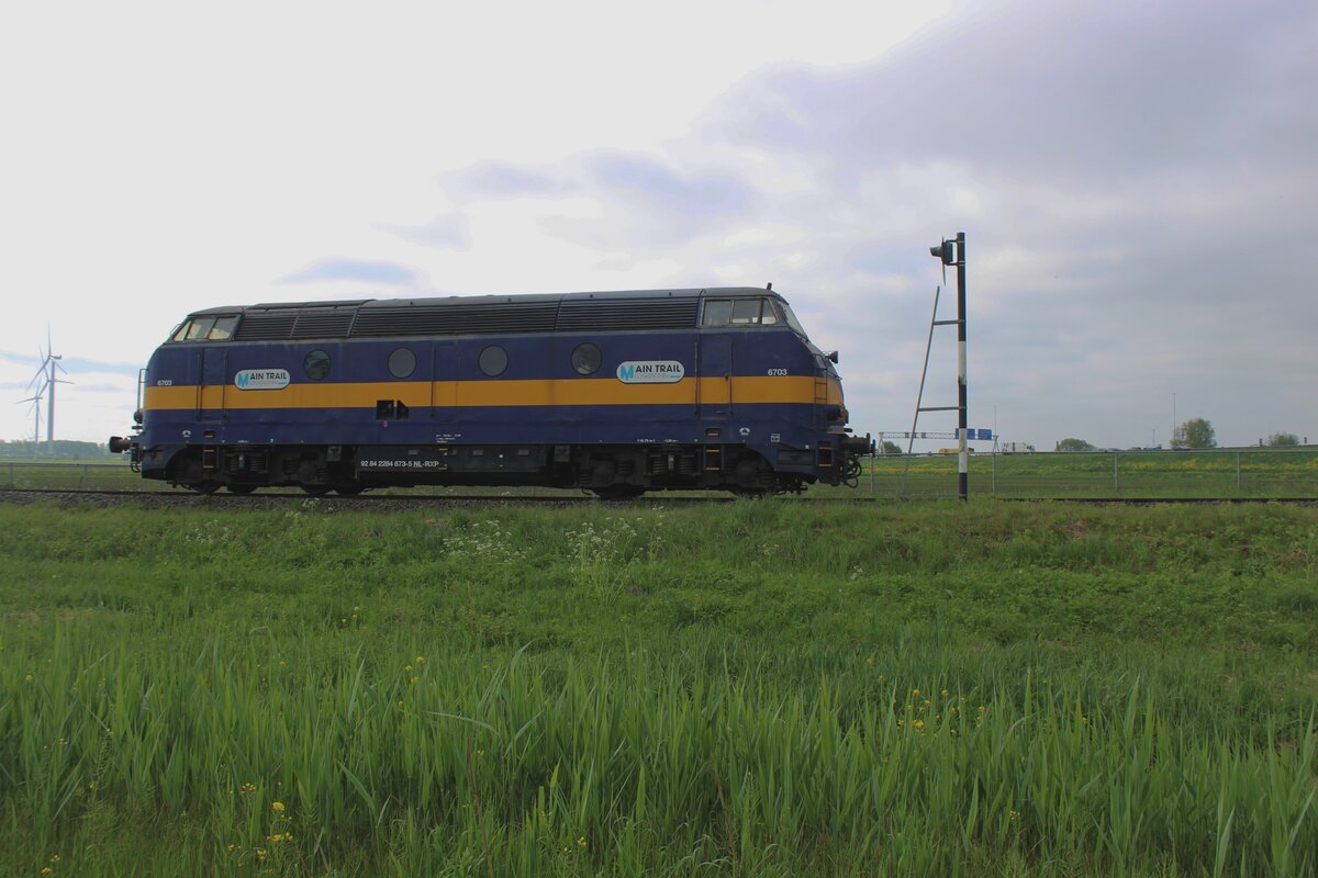 RFO 6703 töfft rühig durch Moerdijk am 25 April 2025.