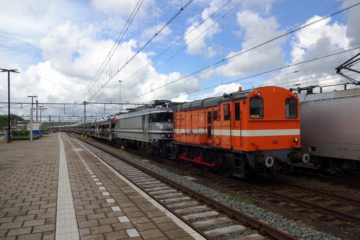 RFO 683 rangiert ein BLG-Ganzzug samt Ellok in Amersfoort am 25 Mai 2021.