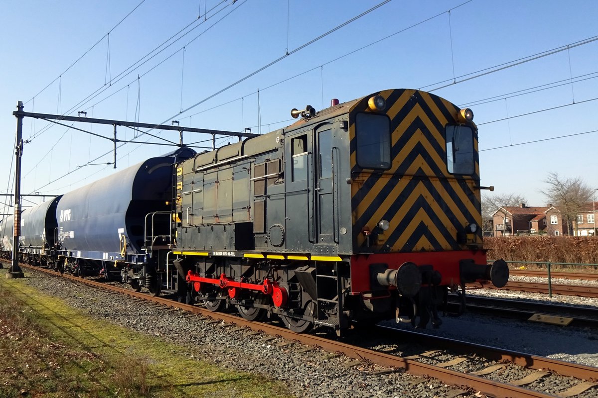 RFO 692 rangiert am 2 M�rz 2021 in Oss mit der 2.Tranche von ein Leerzug nach Bentheim. In Nijmegen wird ein Lok den der 1.Tranchegeschleppt hat, abkuppeln und nach Oss zur�ckfahren um Teil 2. dieser Zug (das hier aus neuen Wagenbesteht) nach Nijmegen zu fahren. Dort wirden die beide Zugteile kombiniert und wird das Ganze nach Bad bentheim gef�hrt werden -und das Alles, weil die Bahnanlagen in Oss nicht ausreichen um den ganzen Zug direct verhandeln zu k�nnen.