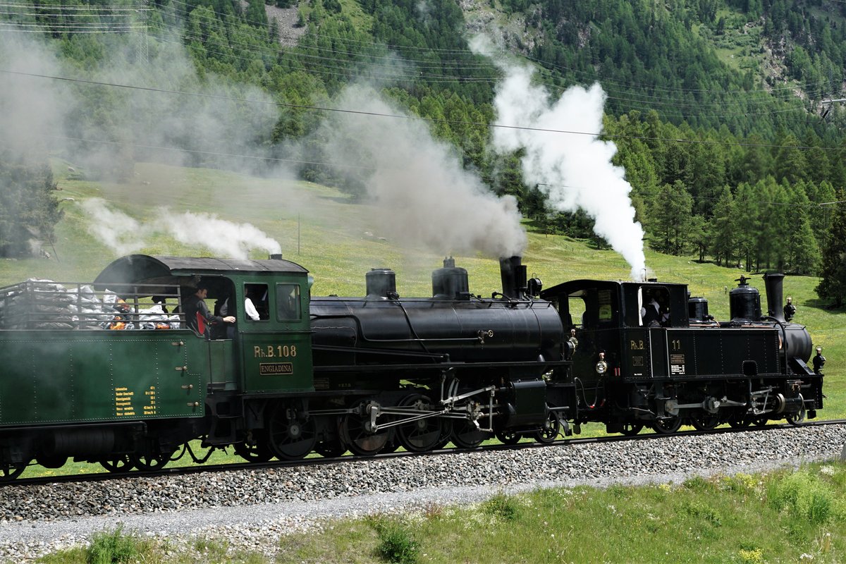 Rh�tische Bahn
Bahnvestival Samedan und Pontresina vom 9./10. Juni 2018.
MIT VOLLDAMPF GINGS NACH PONTRESINA.
Doppeltraktion G 3/4 11 Heidi zusammen mit Ge 4/5 108 auf voller Fahrt.
Foto: Walter Ruetsch