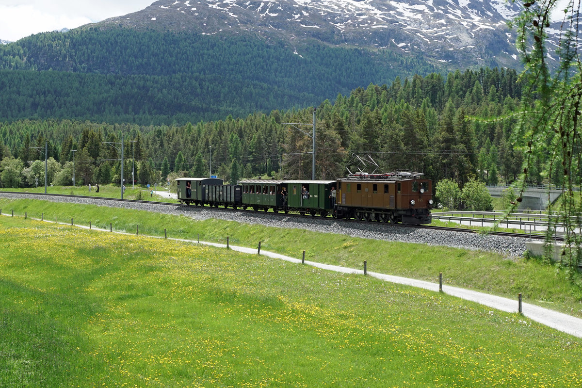 Rh�tische Bahn
Bahnvestival Samedan und Pontresina vom 9./10. Juni 2018.
G�terzug mit Personenbef�rderung mit Ge 4/6 353 auf der Fahrt nach Pontresina am 9. Juni 2018.
Foto: Walter Ruetsch