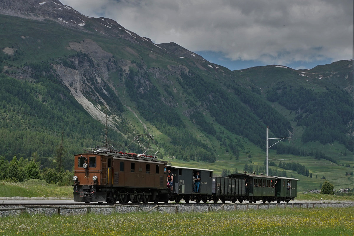 Rhätische Bahn
Bahnvestival Samedan und Pontresina vom 9./10. Juni 2018.
Ge 4/6 353 mit einem gemischten Zug auf der Fahrt nach Pontresina am 9. Juni 2018.
Foto: Walter Ruetsch
