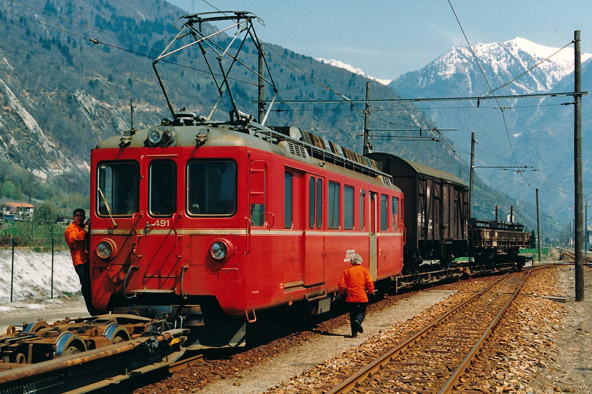 RhB:  BELLINZONA-MESOCCO-BAHN  Noch im April 1987 fanden beim Valmoesa-Werk zwischen Lumino und San Vittore Rangierfahrten mit dem BDe 4/4 491 statt.
Foto: Walter Ruetsch