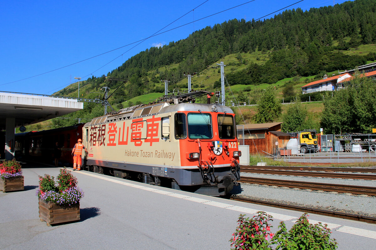 RhB Lok 622 in Scuol-Tarasp, 24.August 2017. Die Schriftzeichen sind: 箱根 (Hakone, Ortsname),　　　登 ( to  -  erklimmen ),　山 ( zan  (Aussprache des z wie in  leise ) -  Berg ), 電　( den  -  elektrisch ), 車 ( sha  -  Wagen ). 