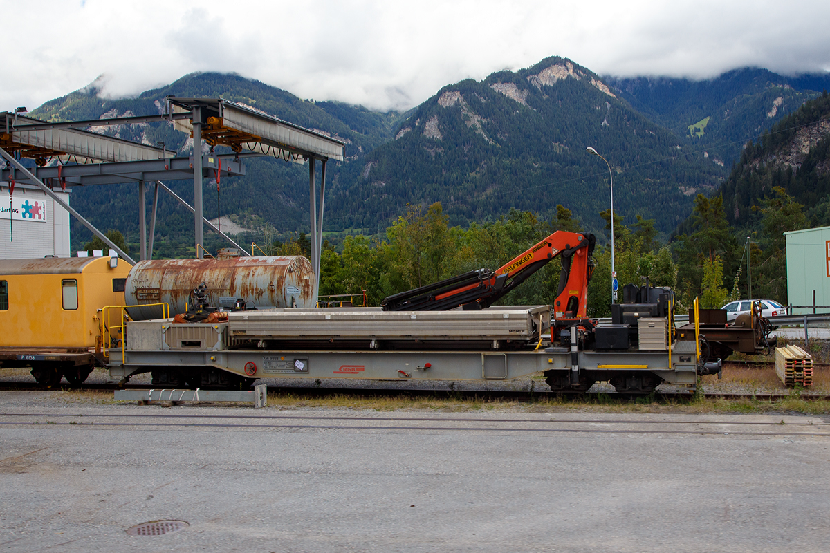 RhB Xak 9388, ein 4-achsig Dienst-Niederbordwagen mit Kran (Kranwagen) abgestellt am 12.09.2017 in Thusis, aufgenommen aus einem RhB Zug heraus.

TECHNISCHE DATEN:
Hersteller: Josef Meyer, Rheinfelden
Baujahr: 2006
Spurweite: 1.000 mm
L�nge �ber Puffer: 15.040 mm 
Ladel�nge: 7.000 mm
Ladefl�che:  18 m�
Ladevolumen: 9 m�
Eigengewicht: 27.170 kg
Ladegewicht: max. 20,0 t (bis 60 km/h) / 0 t (bis 80 km/h)
zul�ssige Geschwindigkeit: 60 km/h / 80 km/h
