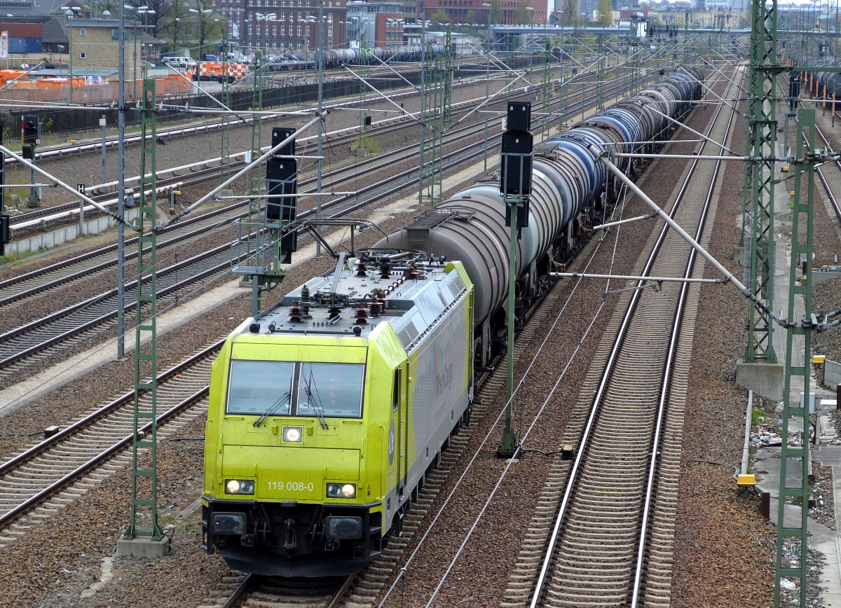 RHC 119 008-0 mit Kesselwagenzug am 22.04.15 Berlin-Beusselbrcke.