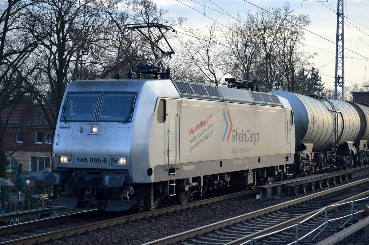 RHC 145 086-5 mit Kesselwagenzug (leer) Richtung Stendell am 16.02.17 Berlin-Karow.