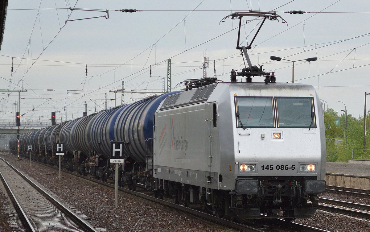 RHC 145 086-5 mit Kesselwagenzug am 16.05.17 bf. Flughafen Berlin-Schönefeld.