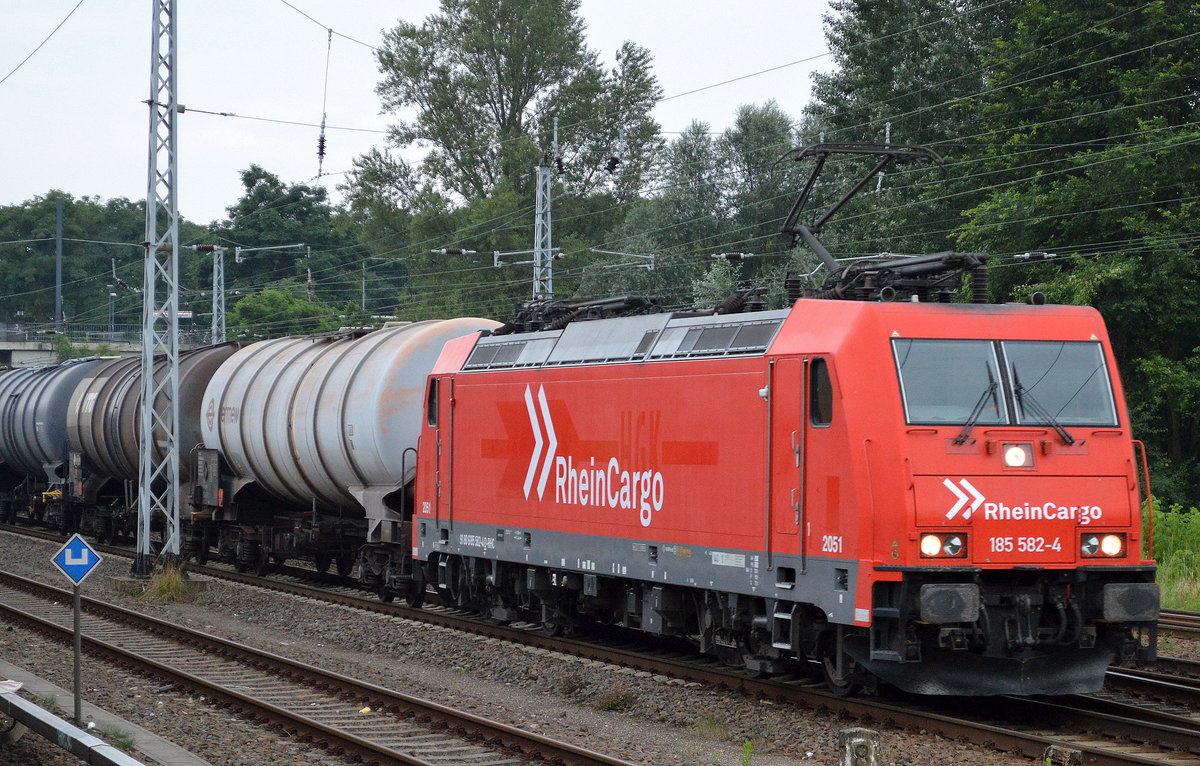 RHC 185 582-4 mit Kesselwagenzug (leer)Richtung Stendell am 10.07.17 Berlin-Springpfuhl.