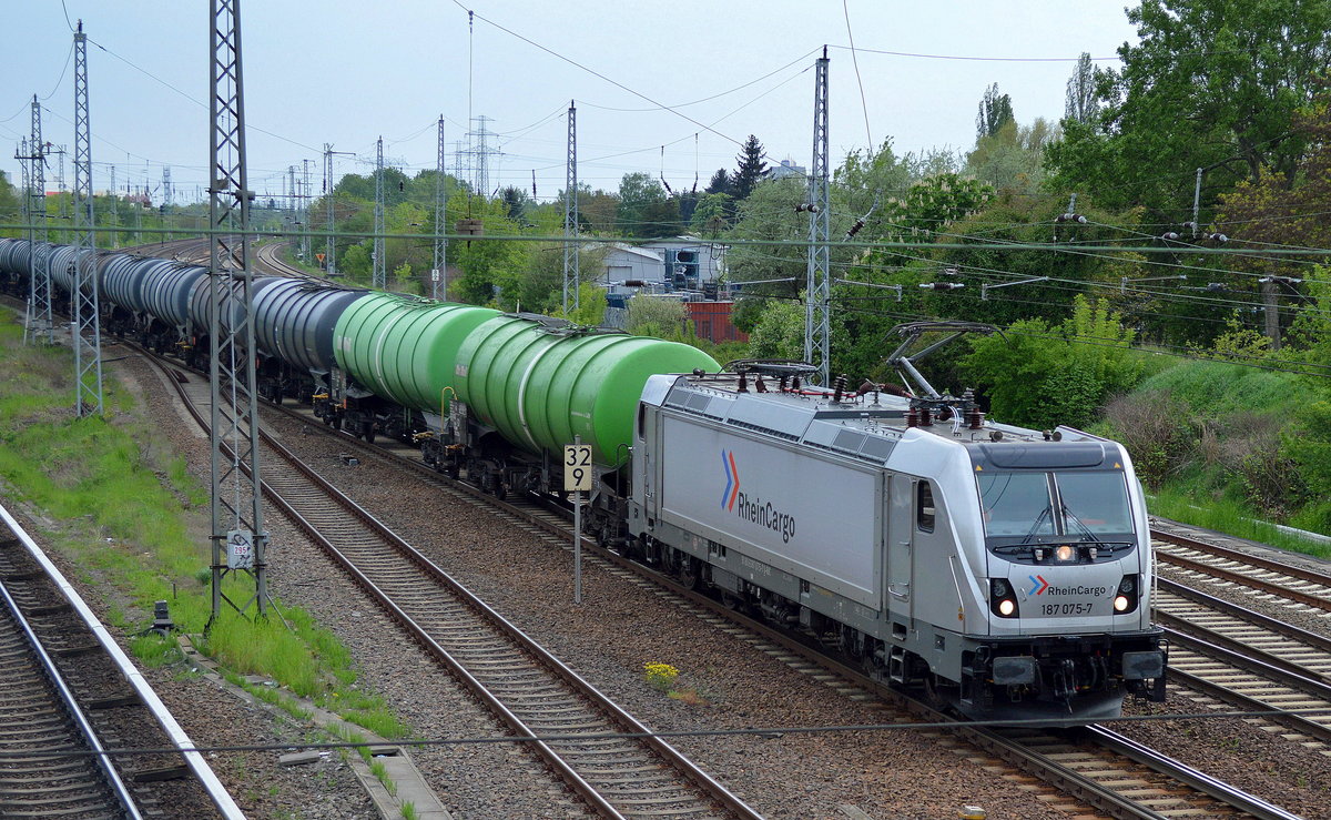 RHC 187 075-7 mit Kesselwagenzug (leer) Richtung Stendell am 13.05.17 Berlin-Springpfuhl.