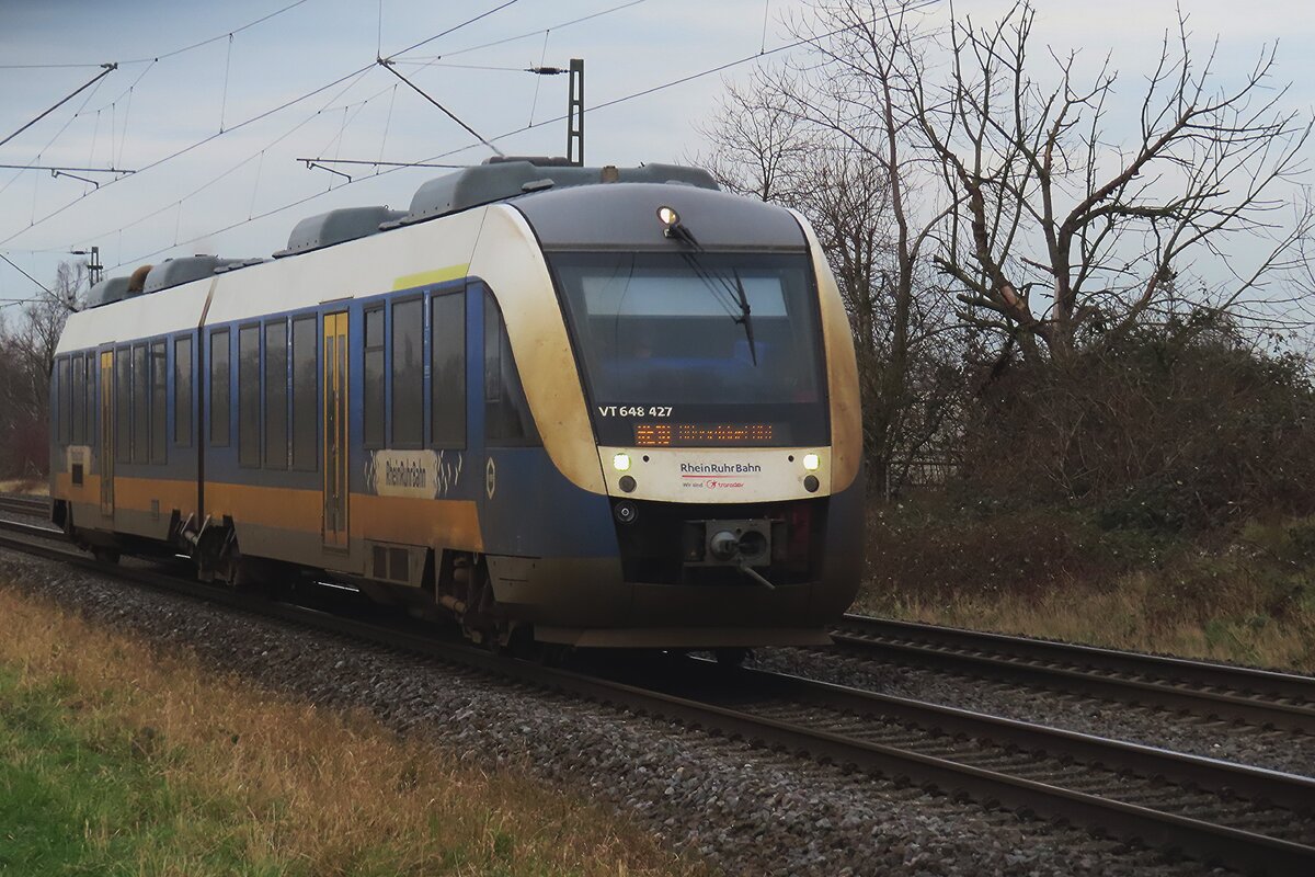 Rhein-RuhrBahn 648 427 passiert der Fotograf am offenbarer Stelle zwischen Krefeld und Neuss am 22 Januar 2025. 