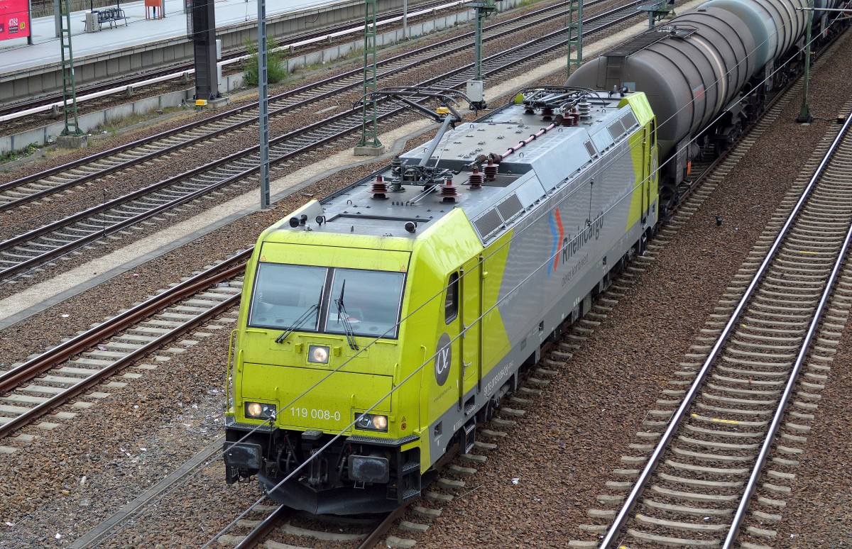 RheinCargo mit 119 008-0 (91 76 0119 008-0 N-RHC bzw. 185 627-7) + Kesselwagenzug fhrt nach einer kurzen Pause am ehemaligen Gbf. Berlin-Moabit weiter Richtung Spandau am 22.04.15 Berlin-Beusselbrcke.