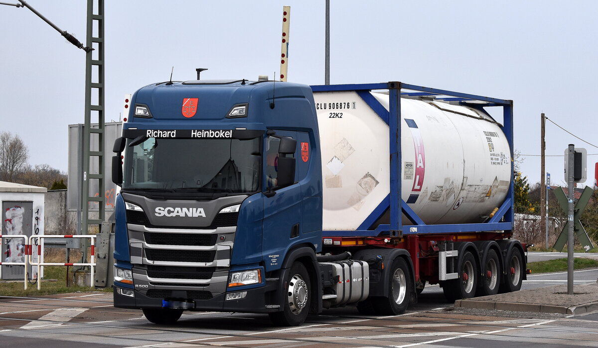 Richard Heinbokel & Co. GmbH aus Rostock mit einer Tankcontainer-Sattelzug mit SCANIA R 500 Zugmaschine am 24.03.26 Bahnübergang Rodleben.